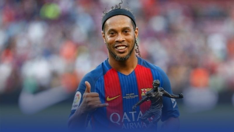 Ronaldinho, nghệ sĩ bóng đá, tỏa sáng tại PSG, Barcelona, Milan, mang nghệ thuật vào sân cỏ.