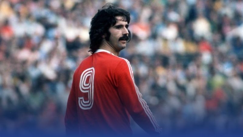 Gerd Müller thiết lập chuẩn mực tiền đạo số 9 với những cú hat-trick lịch sử.