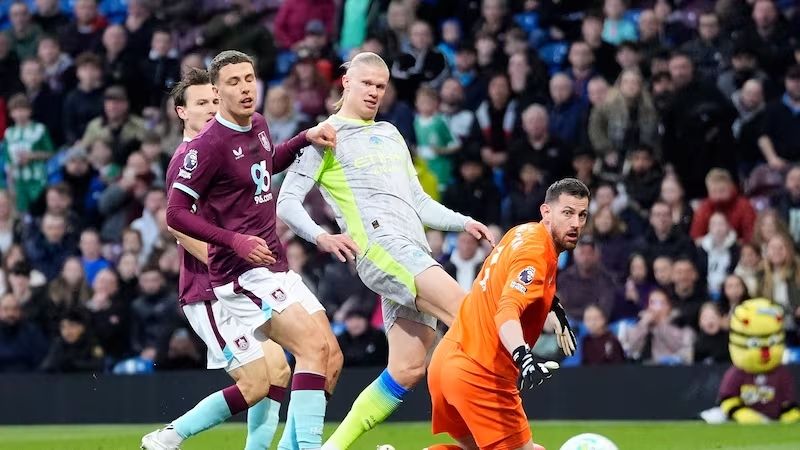 Haaland ghi bàn thắng thứ 24, giúp Man City dẫn trước Burnley 1-0 trong hiệp 1.